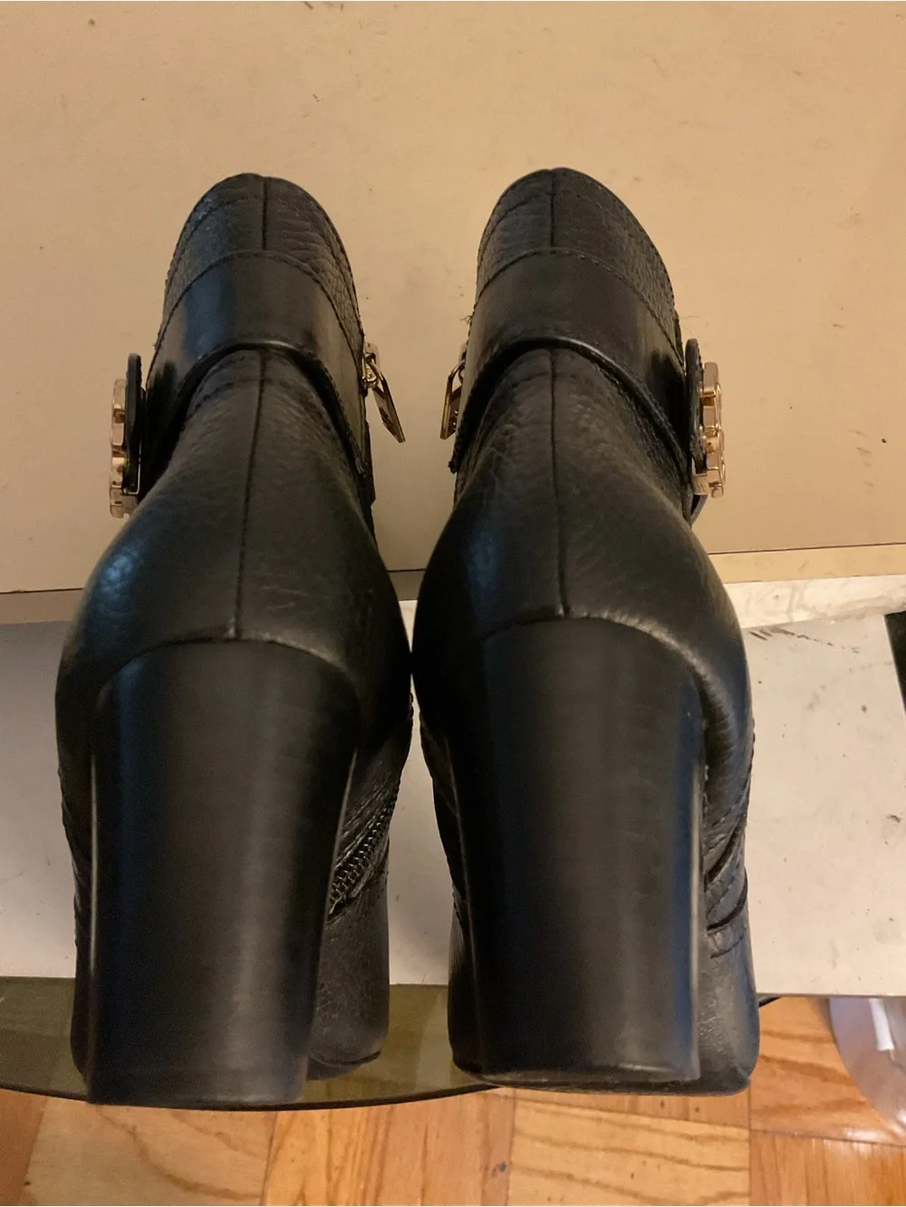 Tory Burch women black leather Turnlock gold logo heel boots zUS 5.5